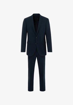 Costume bleu marine foncé comprenant un blazer à deux boutons avec un col cranté, une poche poitrine simple et un pantalon à l'avant plat. Texture lisse, coupe ajustée.