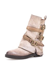 Jasnokremowe skórzane botki sięgające kostki z trzema brązowymi paskami, z których każdy ma mosiężną klamrę. Okrągły nos i płaska czarna gumowa podeszwa.