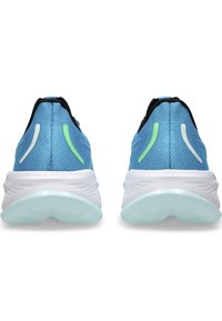 Scarpe da ginnastica blu caratterizzate da una tomaia in mesh traspirante, dettagli neri, rifiniture riflettenti e una suola bianca e ammortizzata.