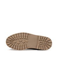 Semelle de chaussure en caoutchouc brun avec un motif texturé, présentant des grips en forme d'étoile et un marqueur de taille. Conçue pour l'adhérence et la durabilité.
