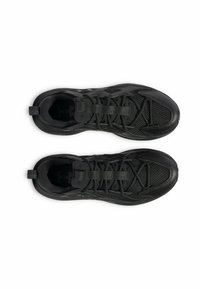 Baskets noires de sport avec une tige en mesh et une semelle en caoutchouc, équipées de lacets et d'une languette. Des motifs texturés améliorent l'adhérence et la flexibilité.