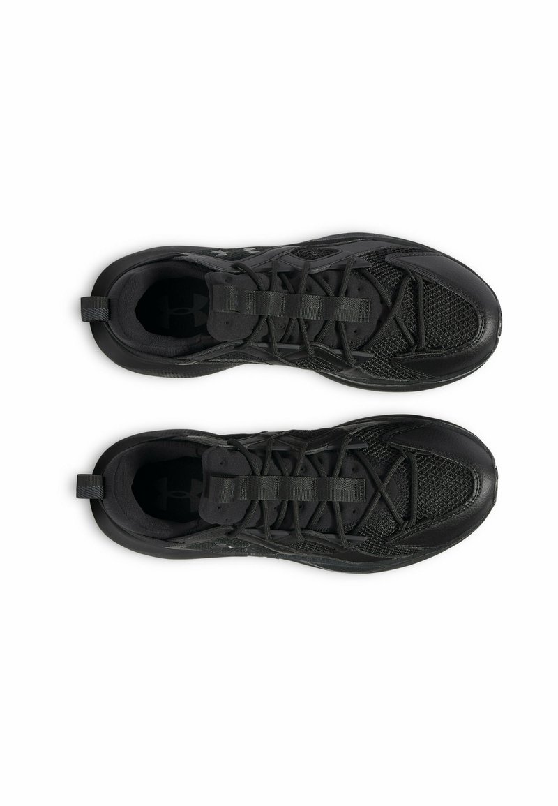 Czarne buty sportowe z siateczkową cholewką i gumową podeszwą, z sznurówkami i pętelką. Teksturalne wzory zwiększają przyczepność i elastyczność.