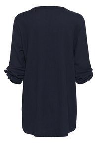 Granatowy oversized top z rękawami o długości trzech czwartych, prążkowaną teksturą i okrągłym dekoltem. Zrolowane mankiety rękawów dodają detali.