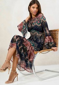 Lipsy REGULAR FIT - PLACEMENT PRINTED FLUTE RUFFLE DETAIL - Vapaa-ajan mekko - navy