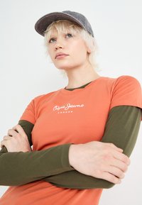Pepe Jeans NEW VIRGINIA - Apdrukāts T-krekls - sunset orange