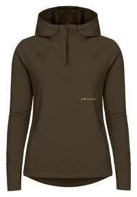 Maglione verde oliva a maniche lunghe con colletto alto, chiusura a mezza zip frontale, tasche laterali e dettaglio del logo in giallo brillante sul petto. Texture liscia.