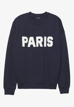 Donkerblauwe crewneck trui met het woord "PARIS" in grote, witte hoofdletters over de borst, geribbelde boorden en zoom.