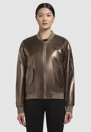 Bronzen bomberjack met een gladde, glanzende afwerking, ribbelboorden en -zoom, rits aan de voorkant en zijzakken. Minimalistisch ontwerp met logodetail.