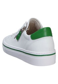 Witte leren sneaker met groene accenten, voorzien van een gestructureerde witte rubberen zool, vetersluiting aan de voorkant en een groene hieltab.