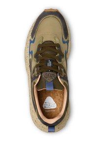 Olivově zelené tenisky s hnědými akcenty, texturovaný svršek, modré detaily a skvrnitá podrážka. Obsahují korkovou stélku a šněrování.