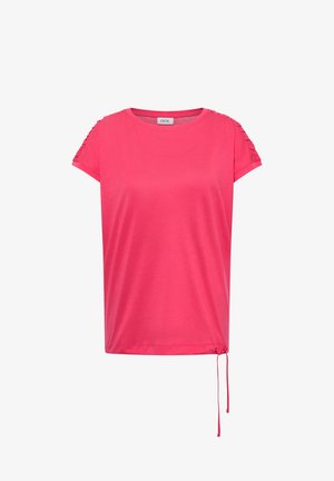 Felroze T-shirt met korte mouwen, ronde hals, gerimpelde mouwdetails en verstelbare trekkoord aan de zoom, op een effen achtergrond.