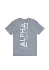 Sinine-hall pestud lühikeste varukatega T-särk, mille seljal on suur vertikaalne valge tekst "Alpha Industries".