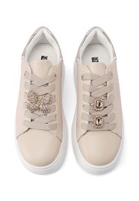 Sneaker in pelle beige con decorazioni a forma di farfalla e accenti di pietre preziose sui lacci, punta rotonda e suola in gomma bianca. Design dei lacci piatto.