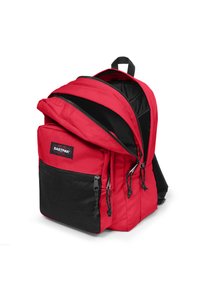 Mochila roja con detalles de malla negra, que cuenta con múltiples cremalleras, espalda acolchada y correas ajustables, diseñada para durabilidad y almacenamiento.