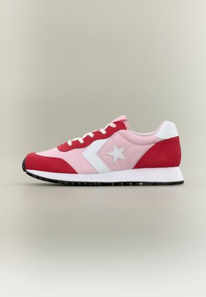 Madalprofiilne punane ja roosa tennisesaabas valge tähelogoga, valge paeltega ja musta tallaga neutraalsel taustal.