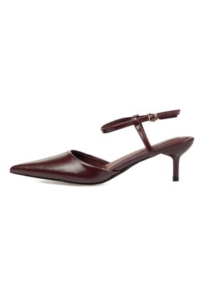 Zapato slingback de cuero burdeos oscuro con punta puntiaguda, tacón bajo de tipo kitten y una correa ajustable en el tobillo con una pequeña hebilla dorada.