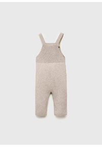 Tutina per neonato beige in maglia con spalline e gambe di lunghezza media, distesa su uno sfondo grigio chiaro.