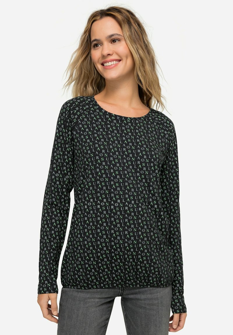 Zwarte lange mouwen shirt met een herhaald tekstpatroon in groen. Ronde halslijn, zachte stof, comfortabele pasvorm en lichte textuur.