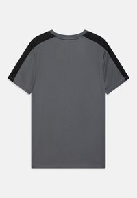 Šedé sportovní tričko s krátkým rukávem, se černými síťovinovými akcenty na ramenou. Hladká textura s kulatým výstřihem.