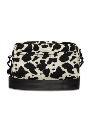 Sac à bandoulière en toile noir et blanc avec un motif imprimé vache, équipé d'une sangle noire et d'une fermeture éclair. Forme rectangulaire avec une surface texturée.