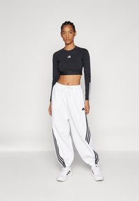 adidas Sportswear FUTURE ICONS THREE STRIPES PARACHUTE PANT - Treniņtērpa apakšdaļas - white