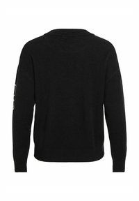 Zwarte wol sweater met een relaxte pasvorm, wijde halslijn en lange mouwen. Kenmerkt zich door een minimalistisch ontwerp zonder opvallende patronen of accenten.