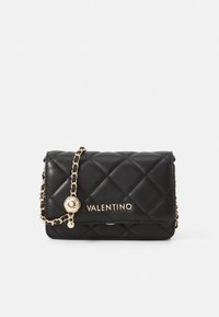 Černá prošívaná kožená kabelka přes rameno se zlatým řetízkovým popruhem, zdobená zlatým logem a zaoblenou západkou. Kompaktní obdélníkový design.