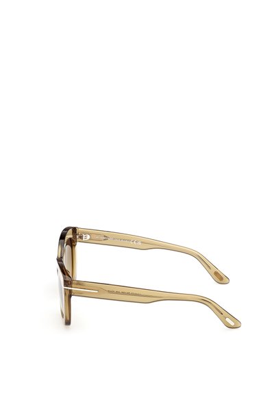 Brýle s obdélníkovým tvarem, transparentní hnědou plastovou obrubou a štíhlými stranami. Výrazné stříbrné detaily na spáncích.