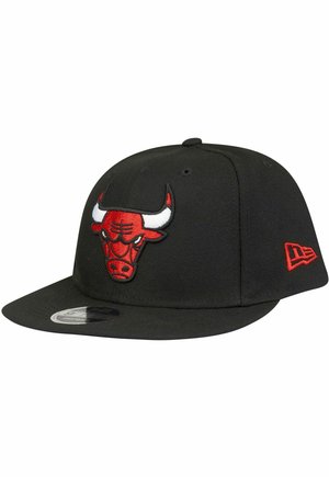 Cappellino da baseball nero con un distintivo logo rosso e bianco dei Chicago Bulls ricamato sulla parte frontale, con visiera piatta e tessuto texturizzato.