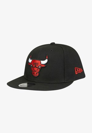 Cappellino da baseball nero con un distintivo logo rosso e bianco dei Chicago Bulls ricamato sulla parte frontale, con visiera piatta e tessuto texturizzato.