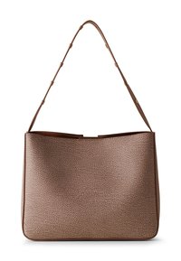 Braune, strukturierte rechteckige Handtasche mit einem einzelnen verstellbaren Schulterriemen, der kleine goldene Nieten aufweist.