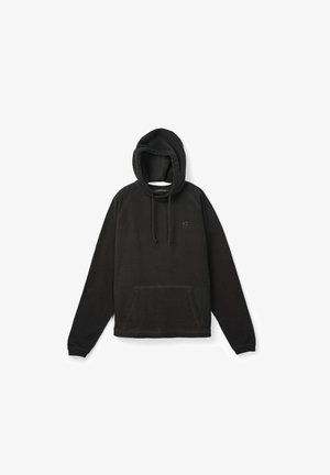 Zwarte pullover hoodie met een kangoeroezak aan de voorkant, een capuchon met trekkoord en een subtiel logo op de borst, afgebeeld tegen een witte achtergrond.