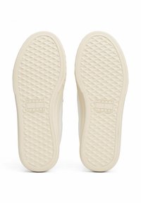 Semelle de sneaker blanche avec un motif de diamant texturé ; logo "TOMMY JEANS" embossé. Bords lisses, construction en caoutchouc robuste, design minimaliste.