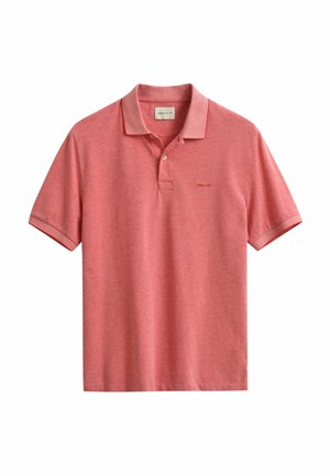 Lachsrosa kurzärmeliges Poloshirt mit zwei Knöpfen, Kragen und kleinem rotem GANT-Logo auf der linken Brust.