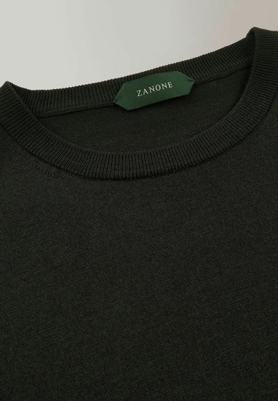 Schwarzer Strickpullover mit Rundhalsausschnitt, ausgestattet mit einem gerippten Kragen und einem grünen Stofflabel, auf dem "ZANONE" in weißem Text gestickt ist.