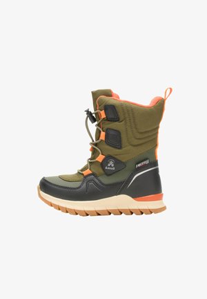 Grün-schwarzer Winterstiefel mit orangefarbenen Akzenten, Schnürung vorne, dicke geriffelte Sohle und gepolsterte Knöchelunterstützung, ausgelegt für kaltes Wetter.