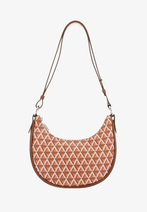 Sac hobo avec un motif géométrique triangulaire en orange doux et crème, avec des bords en similicuir marron et une bandoulière réglable.