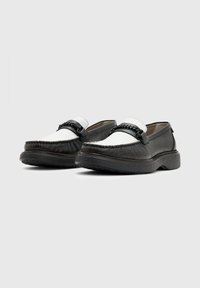 AllSaints GIBBS CHAIN LOAFER - Scarpe senza lacci - black white