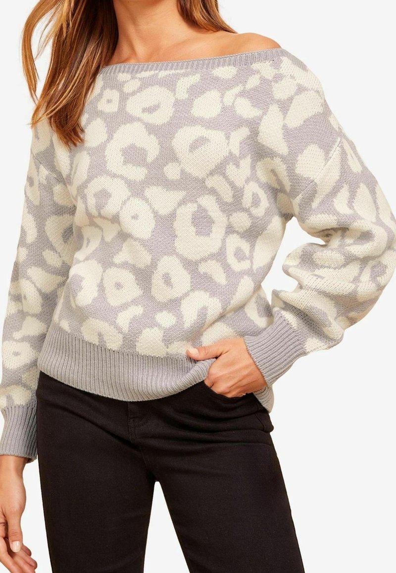 Pull en maille épaules dénudées gris clair avec imprimé léopard crème, doté d'un ourlet et de poignets côtelés. Texture douce et coupe décontractée.