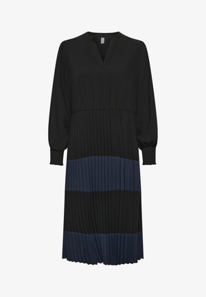 Vestido negro con diseño plisado, con escote en V, mangas abullonadas y una franja horizontal azul oscuro contrastante en el dobladillo.