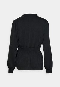 Blouse noire à manches longues avec taille et poignets froncés, en tissu texturé, présentée à plat sur le dos sur fond blanc.
