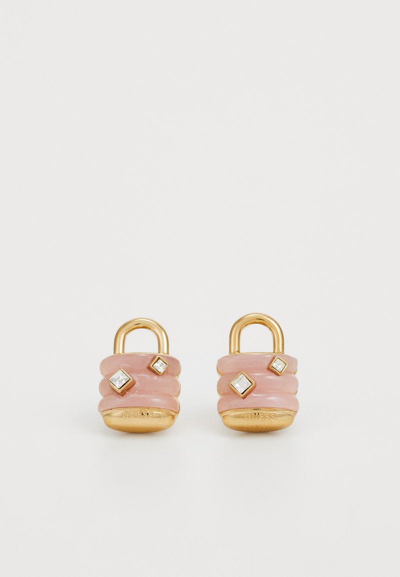 Brincos em tom de ouro com um design de cadeado, adornados com anéis empilhados de resina rosa e pequenos acentos de zircônia cúbica clara.