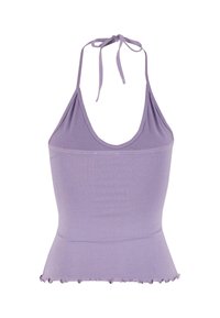 Top halter lavanda realizzato in morbido tessuto, con un corpino aderente, orlo arricciato e lacci al collo regolabili.