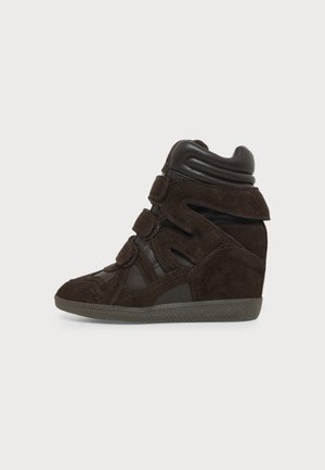Υψηλό sneaker με κρυφό τακούνι σφηνοειδούς σχήματος από σκουρόκαφέ σουέντ και δέρμα, με τρεις λουρίδες με βέλκρο και υφή στην σόλα.