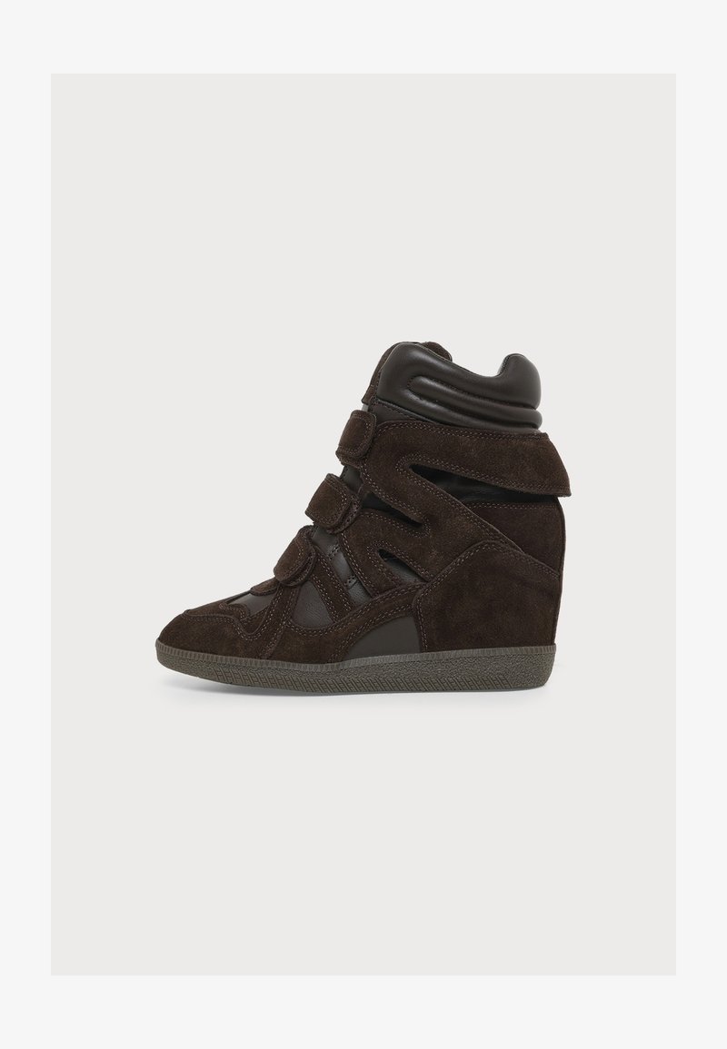 Υψηλό sneaker με κρυφό τακούνι σφηνοειδούς σχήματος από σκουρόκαφέ σουέντ και δέρμα, με τρεις λουρίδες με βέλκρο και υφή στην σόλα.