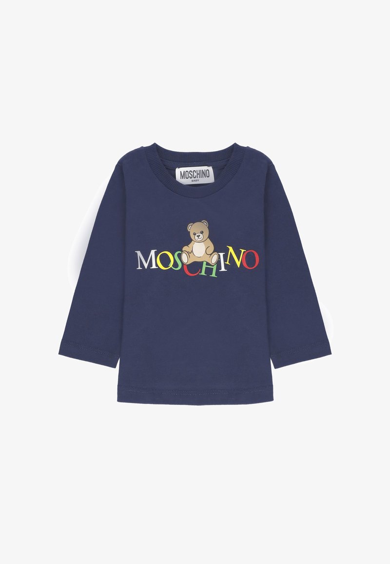 Maglietta per bambino a maniche lunghe di colore blu navy con il testo "Moschino" colorato e una grafica di un orsetto centrata sulla parte anteriore.