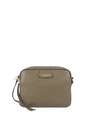 Petit sac bandoulière rectangulaire en cuir vert olive avec fermeture éclair dorée et logo Lancaster Paris sur le devant.