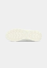 Apavu ārējā zole ar teksturētu, gaiši bēša gumijas materiālu. Tajā ir ģeometrisks protektora raksts saķerei un izturībai.