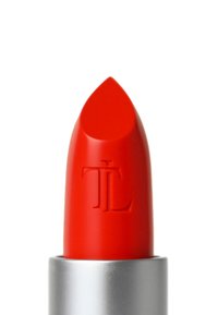 Roter Lippenstift mit spitzer Spitze und geprägtem Logo "TL." Die Hülse ist metallisch silber, was die lebendige rote Farbe des Produkts unterstreicht.
