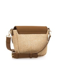 Borsa beige intrecciata con patta in pelle marrone, dettagli in metallo dorato e tracolla regolabile. Design compatto con forma strutturata.